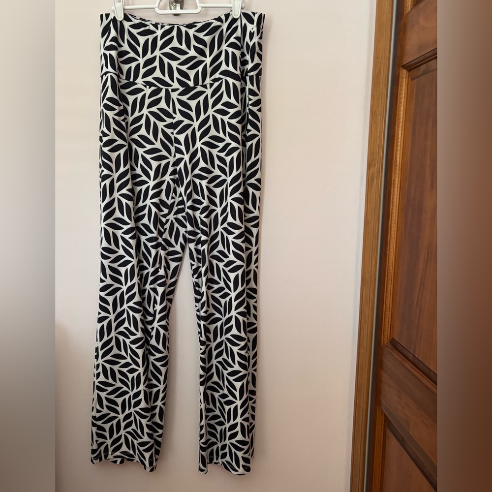 Palazzo stretch geometric pants.